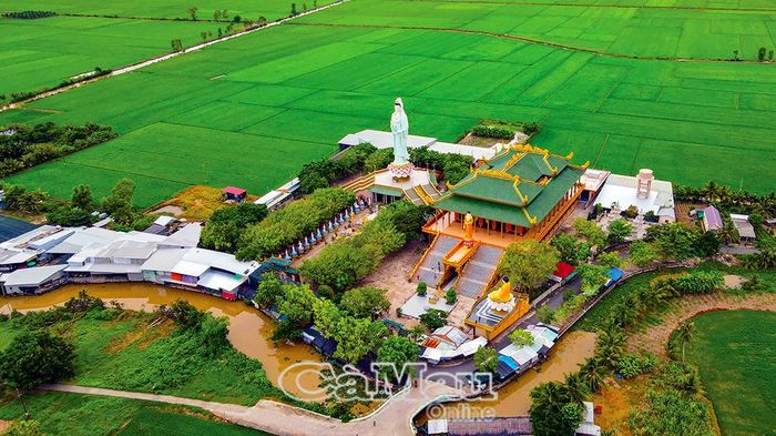 Chùa Hưng Thiện được bao quanh bởi con kênh Phú Tòng và cánh đồng lúa xanh ngát.