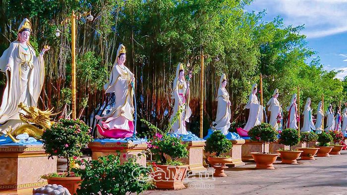 Dãy pho tượng ứng thân của Phật Quan Âm.
