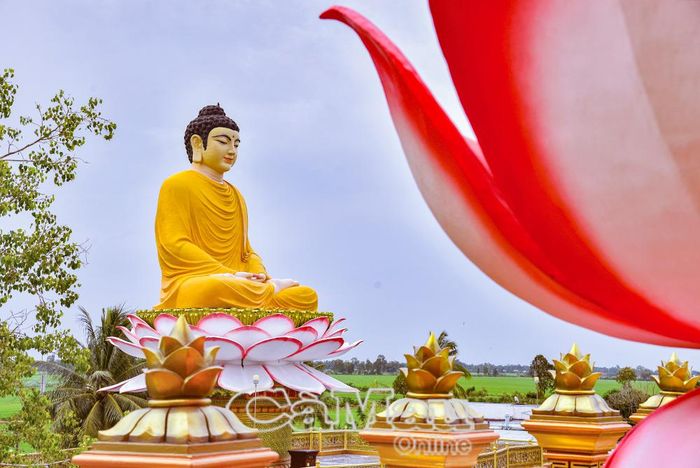 Tượng Phật Thích Ca làm nổi bật không gian Phật giáo của chùa.