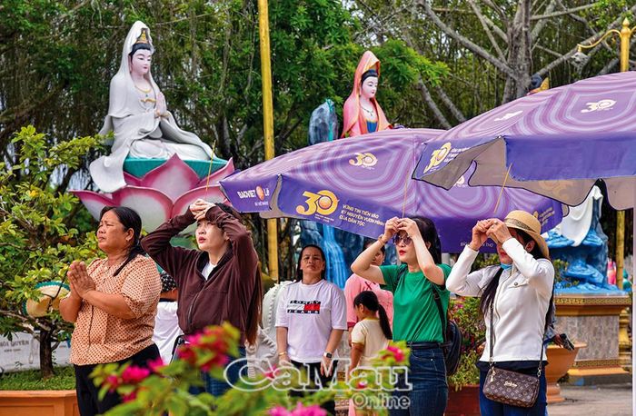 Du khách đến chùa Hưng Thiện chiêm bái, tìm cảm giác bình yên.
