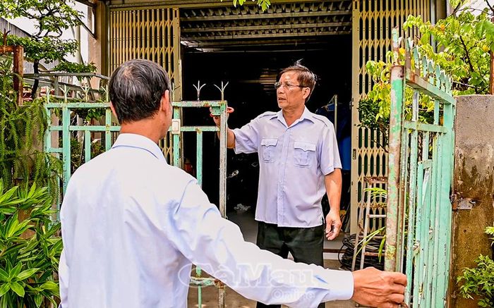 Trưởng Ấp 4, xã Đầm Dơi Huỳnh Văn Thắng thường xuyên gặp gỡ người dân để nắm bắt tình hình và triển khai các chủ trương, chính sách tại cơ sở. Ảnh: LÊ TUẤN