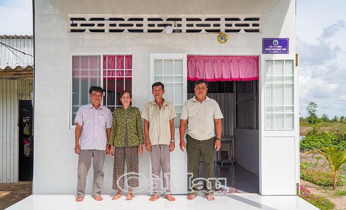 Cán bộ xã, ấp đến thăm, nắm tình hình đời sống gia đình bà Bùi Thị Quyên (ấp Hiệp Vinh, xã An Trạch) sau khi gia đình bà được hỗ trợ nhà ở. Ảnh: TRÚC LINH