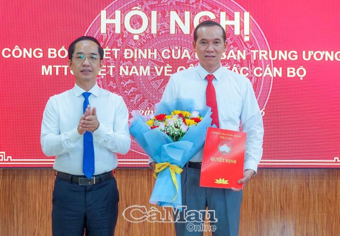 Đồng chí Hồ Thanh Thủy trao Quyết định công nhận chức vụ Phó Chủ tịch Ủy ban MTTQ Việt Nam tỉnh Cà Mau cho đồng chí Lý Công Bắc.