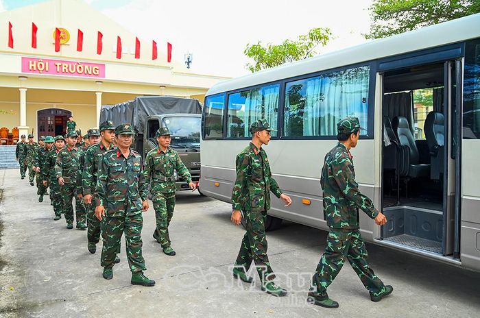 Cán bộ, chiến sĩ phấn khởi hành quân đến xã Khánh Hưng triển khai các công trình, phần việc theo kế hoạch.