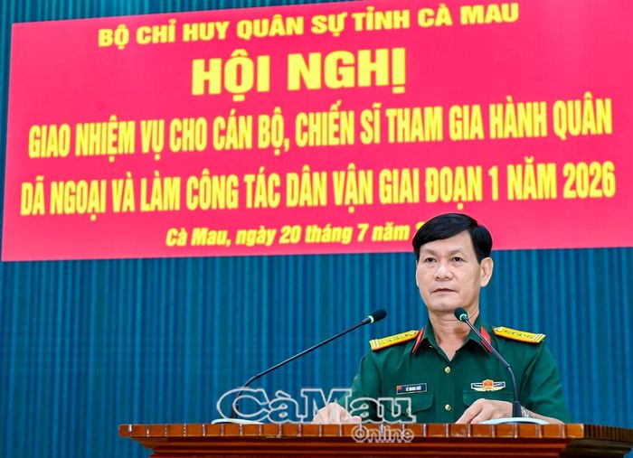 Đại tá Lê Quang Luật, Phó Chính ủy Bộ CHQS tỉnh phát biểu giao nhiệm vụ và động viên cán bộ, chiến sĩ trước khi lên đường công tác.