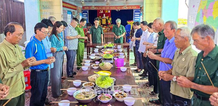 Chi bộ, Ban Nhân dân ấp và Chi hội Cựu chiến binh ấp Tân Trung thực hiện nghi thức cúng mâm cơm đồng đội.