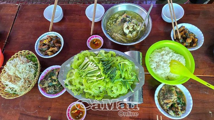Mâm cơm cúng đồng đội tuy giản dị, nhưng đong đầy nghĩa tình, tri ân các anh hùng liệt sĩ.