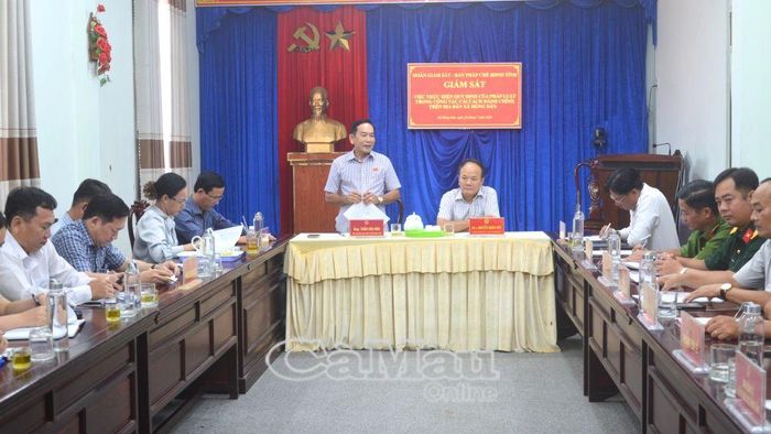 Đồng chí Trần Văn Hòa, Phó Trưởng ban Pháp chế, HĐND tỉnh đề nghị Xã Hồng Dân chủ động rà soát và khắc phục những khó khăn, hạn chế.