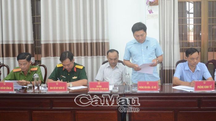 Ông Nguyễn Ngọc Tửng, Trưởng Phòng Văn hóa - Xã hội, UBND Xã Hồng Dân báo cáo kết quả thực hiện quy định của pháp luật trong công tác CCHC tại địa phương.