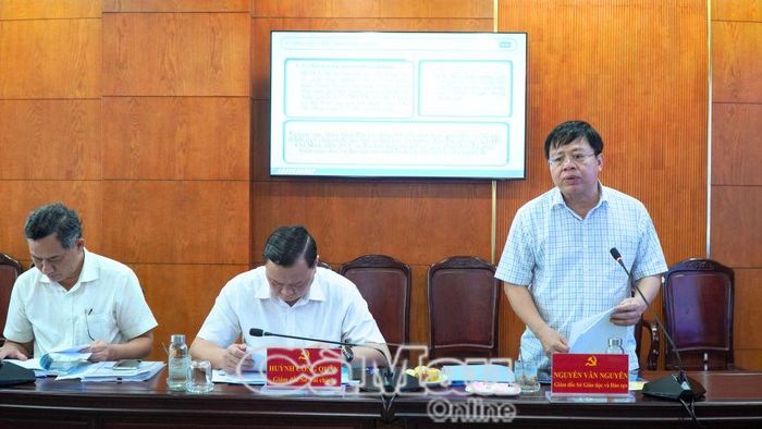 Giám đốc Sở GD&ĐT tỉnh Nguyễn Văn Nguyên trình bày báo cáo sơ kết 6 tháng đầu năm 2026 và dự thảo phương án sắp xếp mạng lưới cơ sở giáo dục.