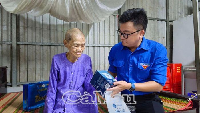 Đoàn cơ sở Bệnh viện Đa khoa Cà Mau trao tặng Mẹ VNAH Nguyễn Thị Nuôi máy đo huyết áp.