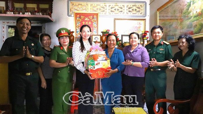 Đoàn thăm hỏi và trao tặng quà đến bà Lê Thị Điều, thương binh 1/4, ngụ ấp Thị Trấn A, xã Hòa Bình.