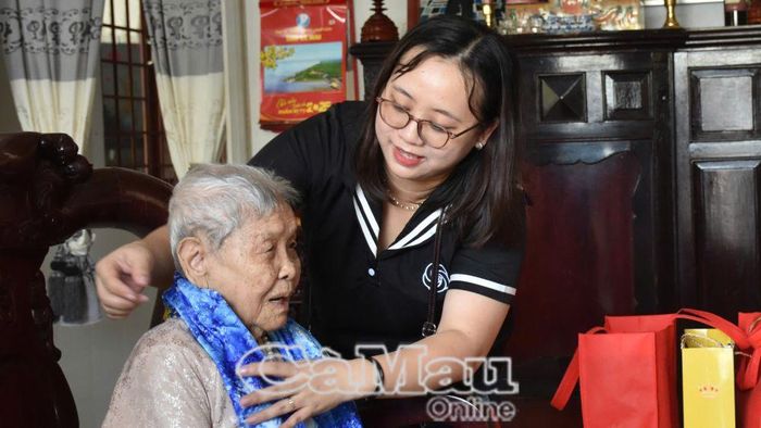 Đại điện Sở Nội vụ tỉnh choàng khăn lụa tặng Mẹ VNAH Nguyễn Thị Bảo.