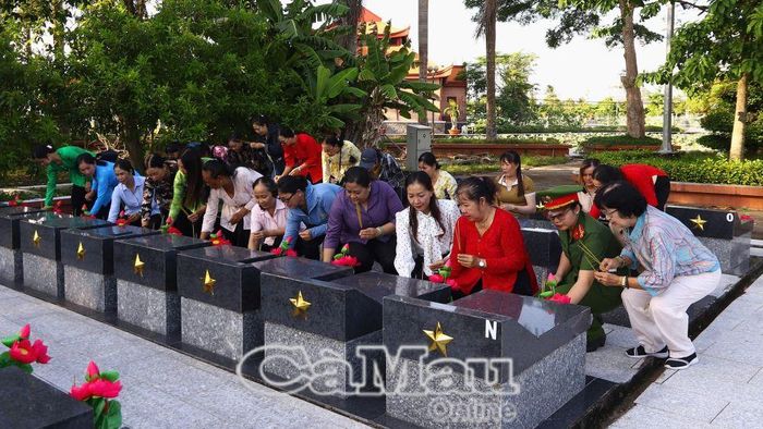 Đoàn thắp hương trên từng ngôi mộ của các anh hùng liệt sĩ, bày tỏ lòng biết ơn đối với những người đã hy sinh vì độc lập, tự do của dân tộc.