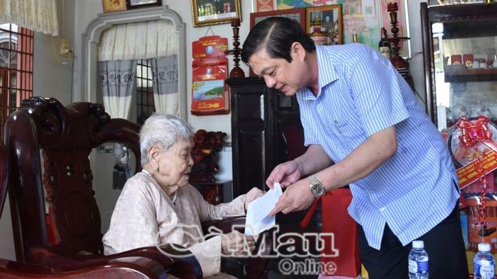 Phó Chủ tịch UBND tỉnh Huỳnh Chí Nguyện trao tặng Mẹ VNAH Nguyễn Thị Bảo phần quà của tỉnh thể hiện sự tri ân đối với Mẹ.