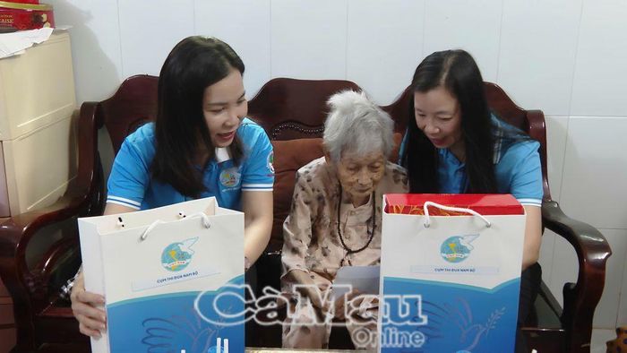 Phó Chủ tịch Hội LHPN Việt Nam Nguyễn Thị Thu Hiền (bìa phải) và Chủ tịch Hội LHPN tỉnh Cà Mau Lê Thị Ngọc Linh, trao tặng quà đến Mẹ VNAH Nguyễn Thị Điền (Khóm 2, phường Bạc Liêu).