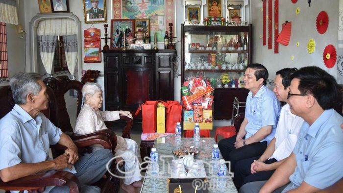 Phó Chủ tịch UBND tỉnh Huỳnh Chí Nguyện thăm hỏi sức khỏe Mẹ VNAH Nguyễn Thị Bảo (ấp Tân Điền A, xã Thanh Tùng).