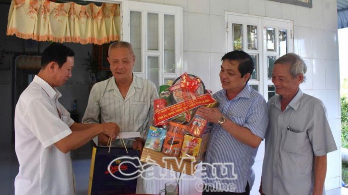 Phó Chủ tịch UBND tỉnh Huỳnh Chí Nguyện trao quà đến thương binh Hà Văn Thành (ấp Hiệp Hòa, xã Thanh Tùng).