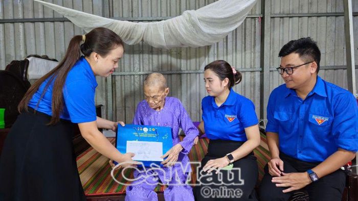 Đoàn Thanh niên UBND tỉnh trao tặng phần quà đến Mẹ VNAH Nguyễn Thị Nuôi (khóm Tân Trung, phường Hòa Thành).
