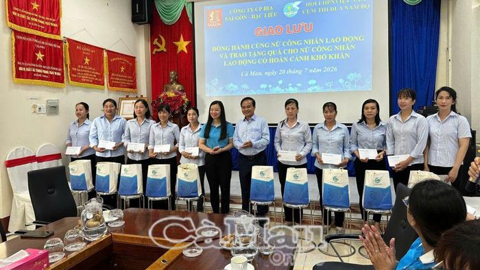Phó Chủ tịch Hội LHPN Việt Nam Nguyễn Thị Thu Hiền trao tặng 10 suất quà đến nữ công nhân lao động hoàn cảnh khó khăn.