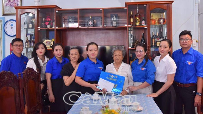 Đoàn Thanh niên UBND tỉnh trao tặng Mẹ VNAH Nguyễn Kim Mai (Khóm 7, phường Hòa Thành) phần quà tri ân nhân dịp 27/7.