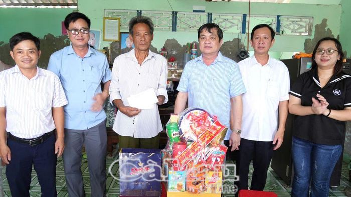 Phó Chủ tịch UBND tỉnh Huỳnh Chí Nguyện trao tặng phần quà đến thương binh Ngô Thành Công (ấp Phú Quý, xã Thanh Tùng).