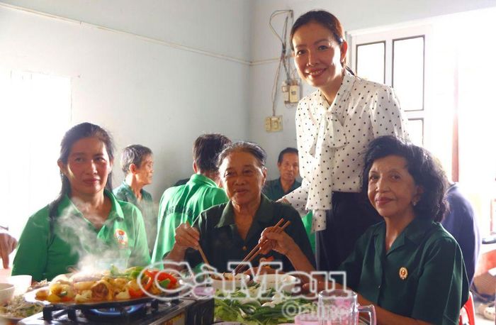 Cán bộ, hội viên phụ nữ tham gia nấu "Bữa cơm tri ân" tại nhà bà Nguyễn Thanh Thúy, hội viên Chi hội Cựu chiến binh ấp Thị Trấn A1 (xã Hòa Bình).
