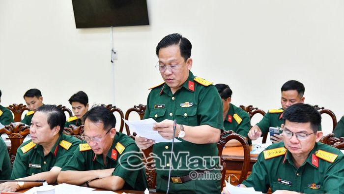 Thượng tá Trần Văn Hữu, Phó Tham mưu trưởng Bộ CHQS tỉnh Cà Mau, báo cáo kết quả công tác đăng ký, quản lý quân nhân dự bị, dân quân tự vệ; xây dựng lực lượng dự bị động viên và tình hình thi hành pháp luật về lực lượng dự bị động viên, dân quân tự vệ trên địa bàn tỉnh.