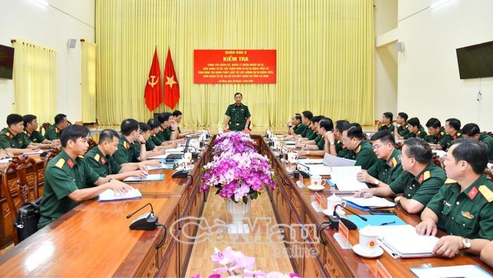 Thiếu tướng Huỳnh Chiến Công, Phó Tham mưu trưởng Quân khu 9, trưởng đoàn công tác, đánh giá cao những kết quả mà Bộ CHQS tỉnh Cà Mau đạt được.
