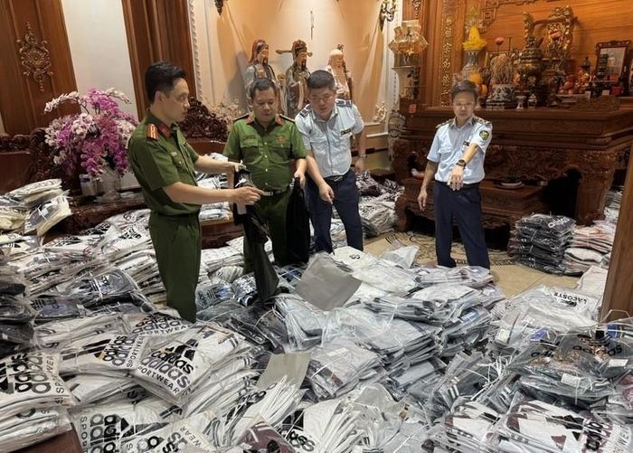 Lực lượng chức năng kiểm tra cơ sở kinh doanh vi phạm. Ảnh: Quản lý thị trường Hà Nội