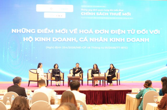 Các khách mời cùng trao đổi tại Hội thảo. Ảnh: HỒNG NHUNG