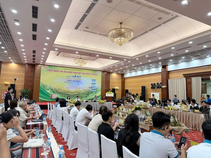 Quang cảnh buổi họp báo. Ảnh: H.THOAN
