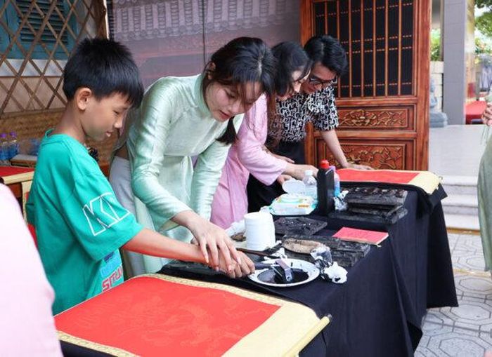 Các hoạt động trải nghiệm dành cho công chúng cũng được tổ chức trong khuôn khổ triển lãm. Nguồn: Cổng TTĐT Sở Văn hóa và Thể thao Hà Nội
