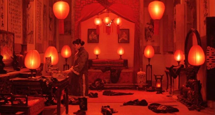 Xét theo nghĩa đen, câu nói này mô tả một ngôi nhà mà cả phía trước lẫn phía sau đều thiếu ánh sáng. Ảnh minh họa.