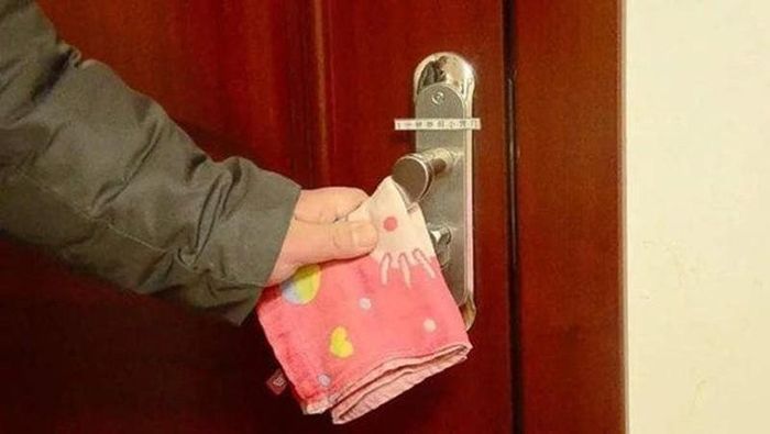 Theo khuyến nghị từ các chuyên gia thuộc Hiệp hội Phòng cháy Quốc gia Mỹ (NFPA), việc sử dụng một chiếc khăn hoặc mảnh vải được làm ẩm để che vùng mũi và miệng có thể hỗ trợ tăng khả năng an toàn khi thoát khỏi đám cháy trong khách sạn. Ảnh minh họa.
