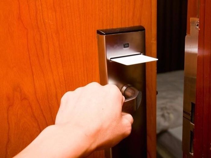 Kiểm tra thẻ phòng và khóa cửa. Ảnh minh họa.