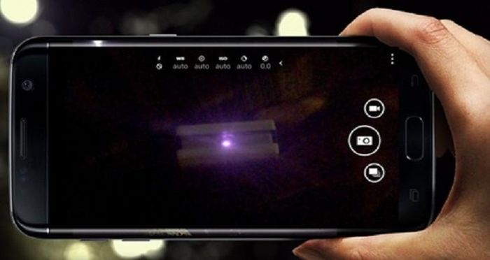 Điện thoại thông minh có thể trở thành công cụ hỗ trợ hữu ích trong việc phát hiện camera ẩn. Ảnh minh họa.