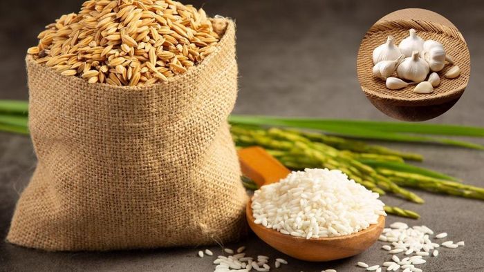 Có thể để một vài tép tỏi hoặc ớt khô vào thùng gạo để tránh mối mọt, côn trùng. Ảnh minh họa