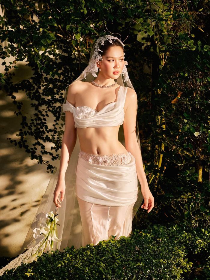 Ngọc Trinh bước chân vào showbiz từ khi còn trẻ và nhanh chóng gây chú ý nhờ nhan sắc nổi bật. Ảnh FBNV