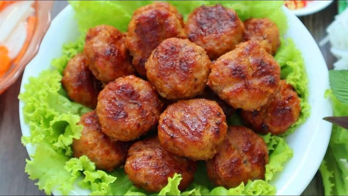 Lạc rang, quẩy, bánh rán, thịt viên chiên khiến trẻ đầy bụng, khó tiêu. Ảnh minh họa