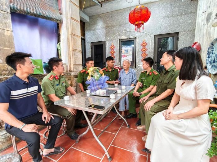 Đoàn công tác thăm hỏi, tri ân gia đình cụ ông Đinh Văn Mão – là anh trai và đang thờ cúng liệt sĩ Đinh Văn Thìn (hy sinh năm 1967)