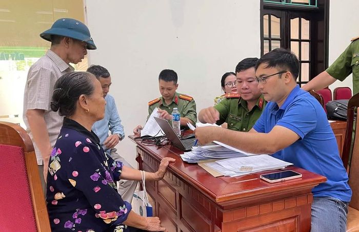 Các lực lượng phối hợp hỗ trợ thân nhân liệt sĩ đối chiếu thông tin