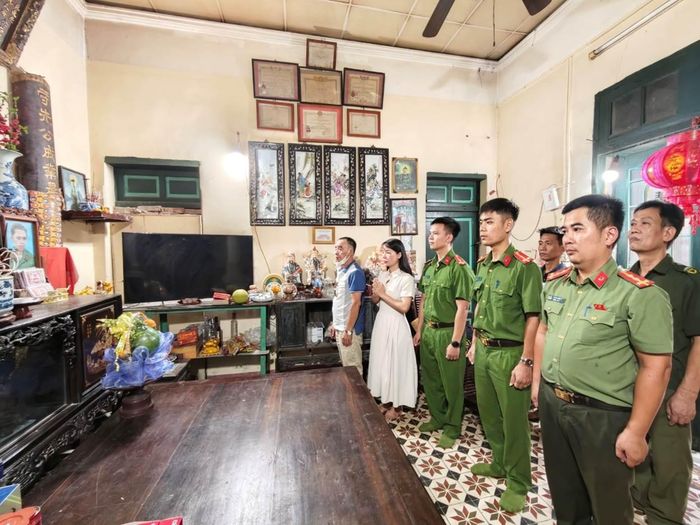 Đoàn công tác dâng hương, tri ân liệt sĩ Đinh Văn Thìn