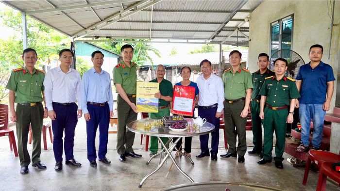 Thiếu tướng Cao Minh Huyền, Ủy viên Ban Thường vụ Tỉnh ủy, Bí thư Đảng ủy, Giám đốc Công an tỉnh và Đoàn công tác tặng quà gia đình ông Vũ Đức Dụ nhân kỷ niệm 79 năm Ngày Thương binh - Liệt sĩ (27/7/1947 - 27/7/2026).