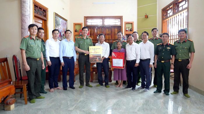 Đoàn công tác thăm, tặng quà gia đình thương binh Lưu Đức Dũng nhân kỷ niệm 79 năm Ngày Thương binh - Liệt sĩ (27/7/1947 - 27/7/2026).