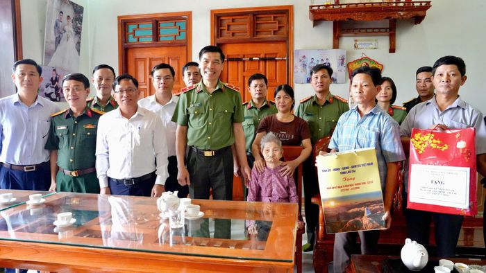 Đoàn công tác thăm, tặng quà gia đình bà Hà Thị Hồng mẹ Liệt sĩ Nguyễn Văn Nghị nhân kỷ niệm 79 năm Ngày Thương binh - Liệt sĩ (27/7/1947 - 27/7/2026).