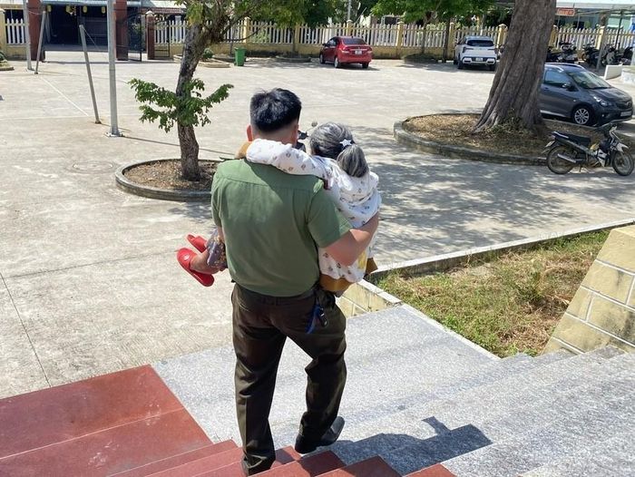 Công an xã Thăng Phú hỗ trợ người dân.