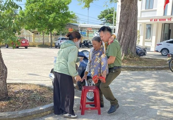 Công an xã Thăng Phú hỗ trợ người dân.