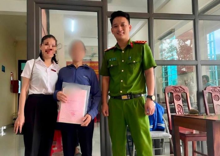 Người phụ nữ suýt cầm sổ đỏ vay 100 triệu đồng để nhận “kiện hàng 800.000 USD”.