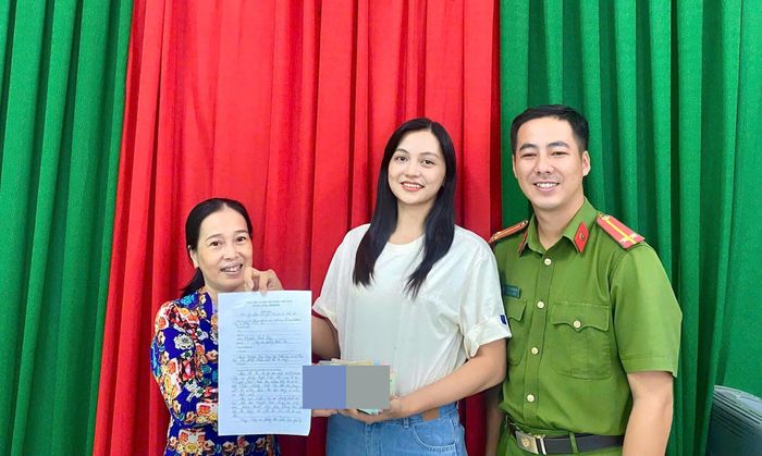 Lực lượng Công an phường Rạch Giá và cô giáo Nguyễn Kiều Oanh trao trả lại số tiền hơn 50 triệu đồng cho chị Nguyễn Trúc Giang.